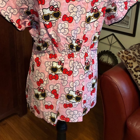 "Sanrio-Hello Kitty" scrub top, M like new condition - Picture 8 of 11